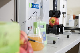 Analyse eines Apfels im Labor
