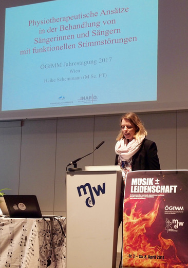 Heike Schemmann in ihrem Vortrag "Physiotherapeutische Ansätze in der Behandlung von Sängerinnen und Sängern mit funktionellen Stimmstörungen"