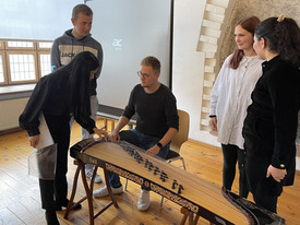 Musikinstrument Spielen (Gu Zheng/古筝) von der Exkursion Stralsund