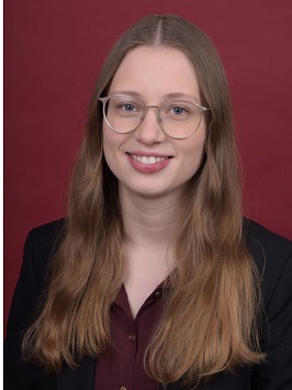 Anika Mahlmann guckt lächelnd in die Kamera.