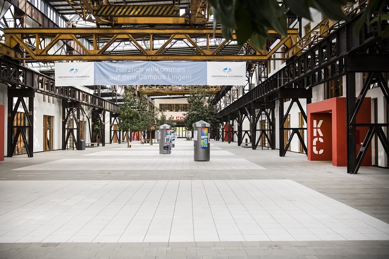 Ein Blick in das Innere des Campus Lingen. Es zeigt sich das Haus-in-Haus-Prinzip innerhalb des ehemaligen Eisenbahnausbesserungswerkes.