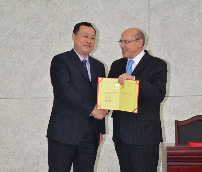 Prof. Bodewig (re.), Ehrenprofessor der Universität Hefei und Prof. Dr. Cai Jingmin (li.), Präsident der Universität Hefei