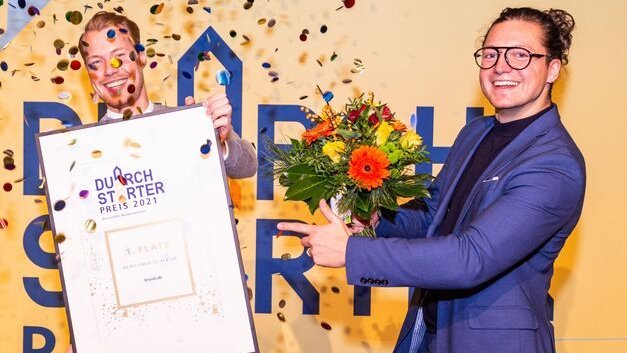 Studierende nehmen die Urkunde entgegen