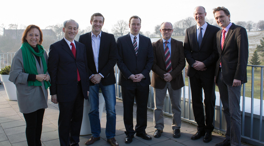 Hochschulpräsident Prof. Dr. Andreas Bertram (rechts) und Vizepräsidentin Prof. Dr. Marie-Luise Rehn (links) begrüßten die neuen Lehrenden: (von links) Prof. Dr.-Ing. Michael Umbreit, Axel Jacob, Prof. Dr. Guido Grunwald, Prof. Dr. Hubert Korte sowie 