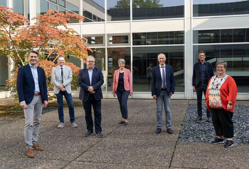 Die Studiengangsbeauftragte Prof. Dr. Stefanie Seeling, der Lingener Dekan Prof. Dr. Ingmar Ickerott und Hochschulpräsident Prof. Dr. Andreas Bertram begrüßten die Vertreterinnen und Vertreter vom Bildungsinstitut Gesundheit am Klinikum Leer