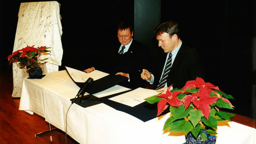 Am 19.12.2002 unterzeichnete der niedersächsische Minister für Wissenschaft und Kultur Thomas Oppermann (re.) gemeinsam mit dem damaligen Hochschulpräsidenten Prof. Dr. Erhard Mielenhausen die Urkunde, die die Hochschule Osnabrück in die Trägerschaft einer öffentlich-rechtlichen Stiftung überführte.