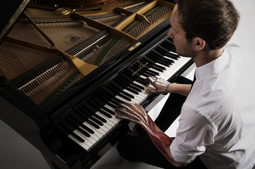 Mann am Klavier
