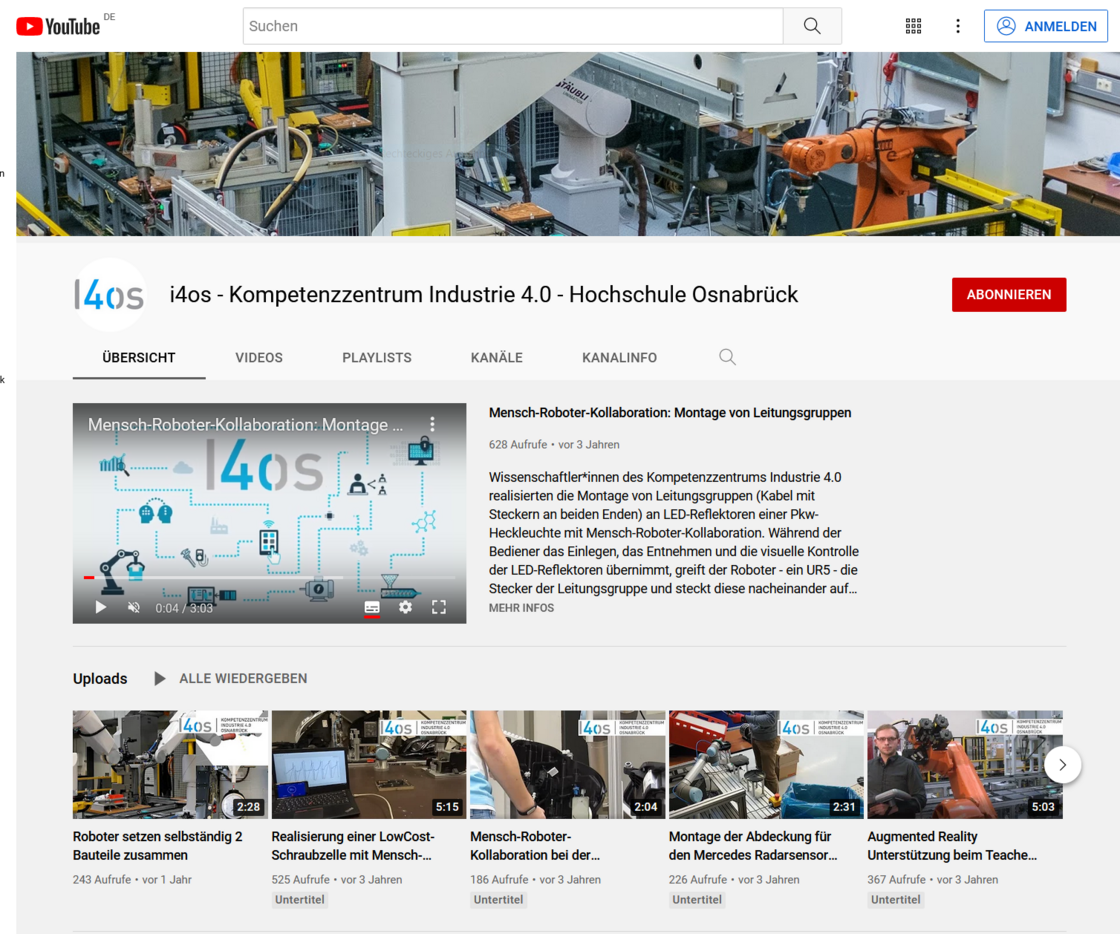 Standbilder von Videos, zum Teil steht ein Sprecher vor Maschinen, Roboter sind im Hintergrund.