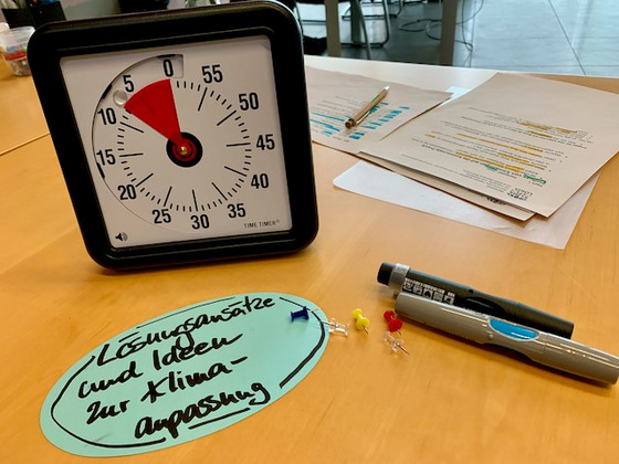 Foto Stoppuhr und Themakarte Werkstatt 3 Stoppuhr für den Zeitüberblick während der Gruppenarbeiten