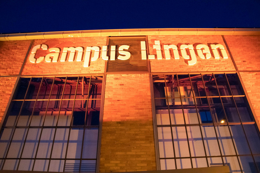 Orange angestrahlt wurde am Tag der Patientensicherheit auch der Campus Lingen der Hochschule Osnabrück.