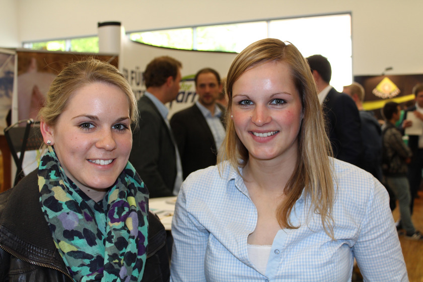 Die Studentinnen Anne Kössendrup (links) und Julia Dorau, beide im zweiten Fachsemester Landwirtschaft B.A. an der Hochschule Osnabrück, informierten sich auf der Karrieremesse über potenzielle Arbeitgeber. Foto: S. Albrecht