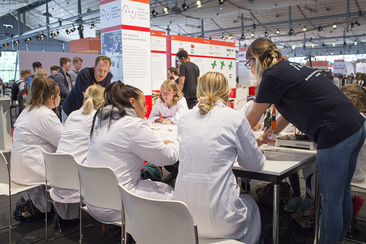 Chemie-Workshops des SFZ Osnabrück auf der IdeenExpo 2017 (Foto: Carina Sander) Chemie-Workshops des SFZ Osnabrück auf der IdeenExpo 2017 (Foto: Carina Sander)