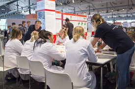 Chemie-Workshops des SFZ Osnabrück auf der IdeenExpo 2017 (Foto: Carina Sander) Chemie-Workshops des SFZ Osnabrück auf der IdeenExpo 2017 (Foto: Carina Sander)