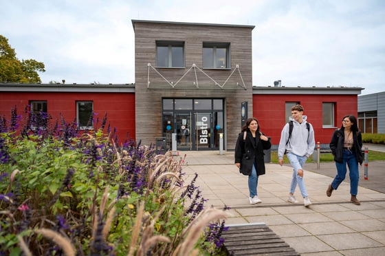 Im Bistro Caprivi findest du immer eine kleine und frische Auswahl an Snacks und Tagesgerichten. Das Bistro ist ein beliebter Treffpunkt auf dem Caprivi-Campus.