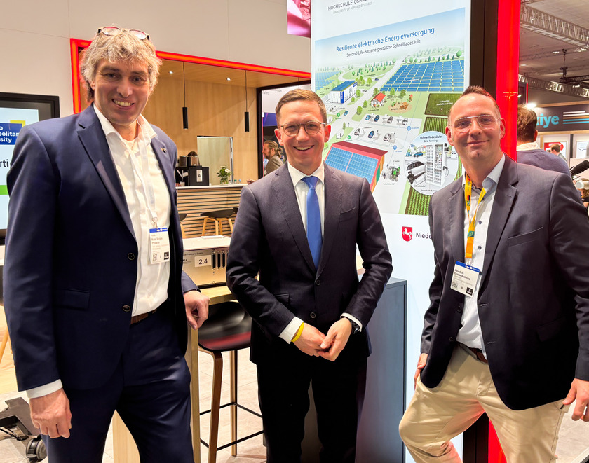 Drei Männer lächeln in die Kamera