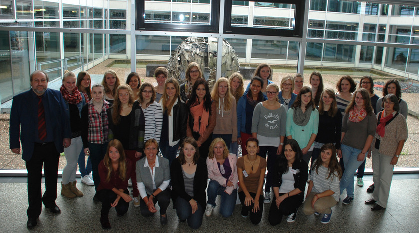 Das Bild zeigt viele junge Frauen.
