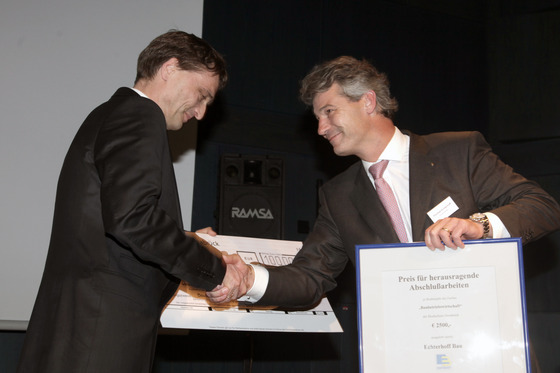 Präsident Prof. Andreas Bertram schüttelt Thomas Echterhoff die Hand