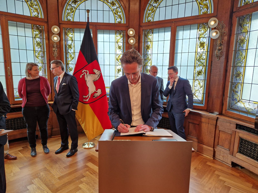 Prof. Dr. Andreas Bertram bei der Unterzeichnung; Foto: HS Osnabrück, AB