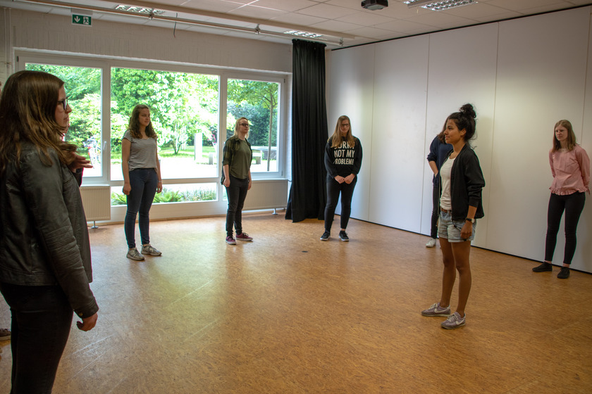 Schülerinnen und Schüler der Oberschule Spelle beim gemeinsamen Methodentag mit Theaterpädagogik-Studierenden der Hochschule Osnabrück
