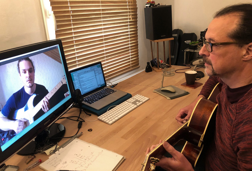 Jazzgitarren-Professor Frank Wingold gibt seinem Studenten Jascha Hautkappe Online-Musikunterricht.
