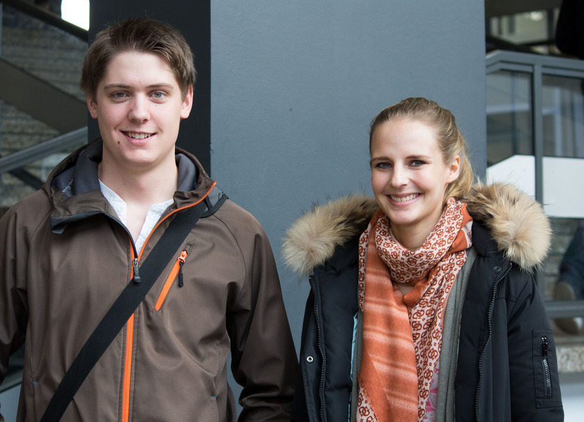 Ein junger Mann und eine junge Frau lächeln in die Kamera.