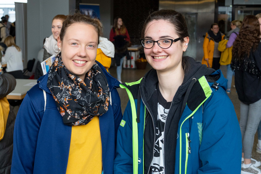 Karin Dempewolf und Ria Grügelsberg studieren den Bachelor „Ergotherapie, Logopädie und Physiotherapie“. 