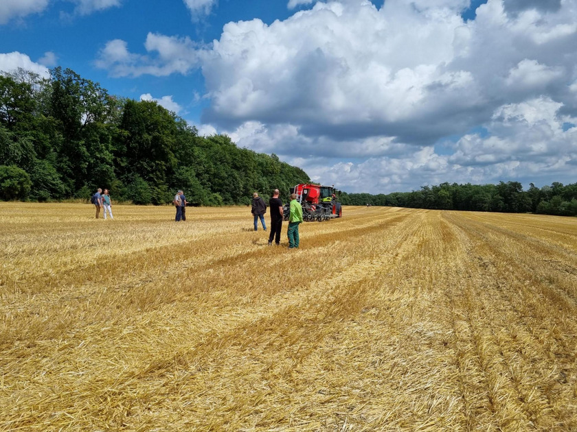 Menschen mit einem Mähdrescher auf einem Feld