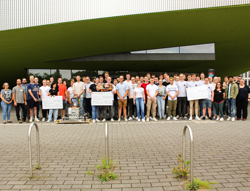 Gruppenfoto vor einem Gebäude