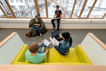 Blick aus der Bibliothek auf den Campus Lingen der Hochschule Osnabrück.