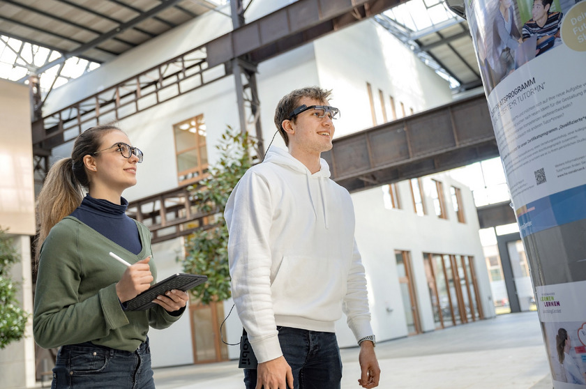 Zwei Studierende testen eine Eye-Tracking-Brille 