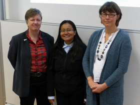 Frau Prof. Dr. Berkemeyer mit den beiden Referentinnen Dr. Alexy und Prof. Dr. Hinney im Hörsaal in Haste.
