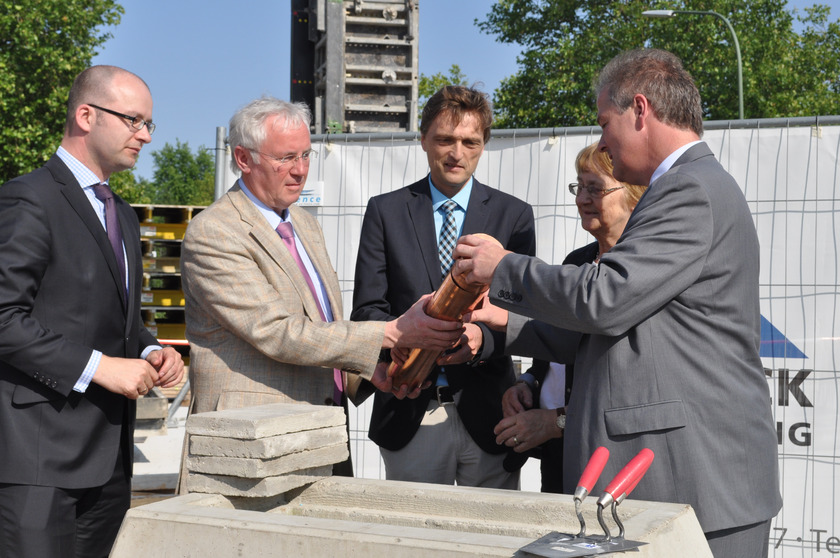 Rüdiger Eichel (MWK), Universitätspräsident Prof. Dr.-Ing. Claus Rollinger, Hochschulpräsident Prof. Dr. Andreas Bertram, Bürgermeisterin Karin Jabs-Kiesler und Stefan Franke vom Staatlichen Baumanagement Osnabrück-Emsland befüllen die Kartusche f Rüdiger Eichel (MWK), Universitätspräsident Prof. Dr.-Ing. Claus Rollinger, Hochschulpräsident Prof. Dr. Andreas Bertram, Bürgermeisterin Karin Jabs-Kiesler und Stefan Franke vom Staatlichen Baumanagement Osnabrück-Emsland befüllen die Kartusche f