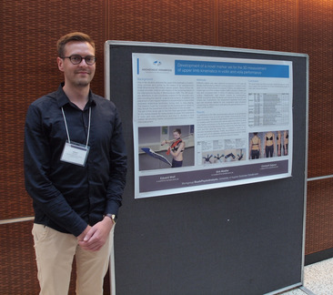 Eduard Wolf während der Posterpräsentation "Development of a Novel Marker Set for the 3-D Measurement of Upper Limb Kinematics in Violin and Viola Performance"