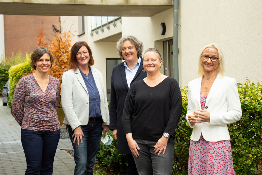 Gruppenbild vom Studiengangsentwicklungsteam vor den Seminarräumen