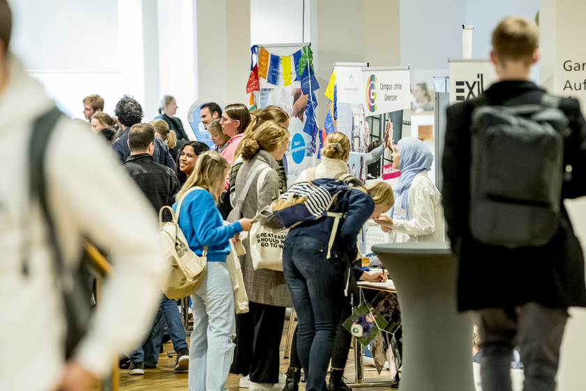 Viele Studierende stehen an verschiedenen Infoständen.