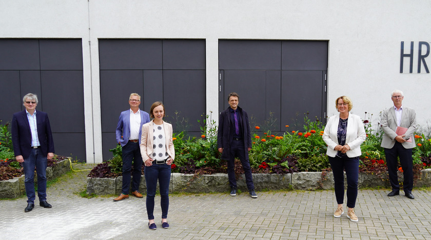 Gruppenbild mit Abstand beim Arbeitsgespräch v.l.: Studiendekan Prof. Dr. Ralf Waßmuth, Vizepräsident Prof. Dr. Bernd Lehmann, PROACTOS-Netzwerk-Agentin Simone Kemper, Präsident Prof. Dr. Andreas Bertram, Ministerin Barbara Otte-Kinast, Referatsleiter für EU-Grundsatzfragen, Steuerwesen im Ministerium Dr. Michael Schrörs
