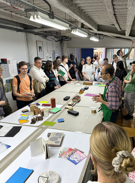Studierende beim Besuch einer Berufsschule 