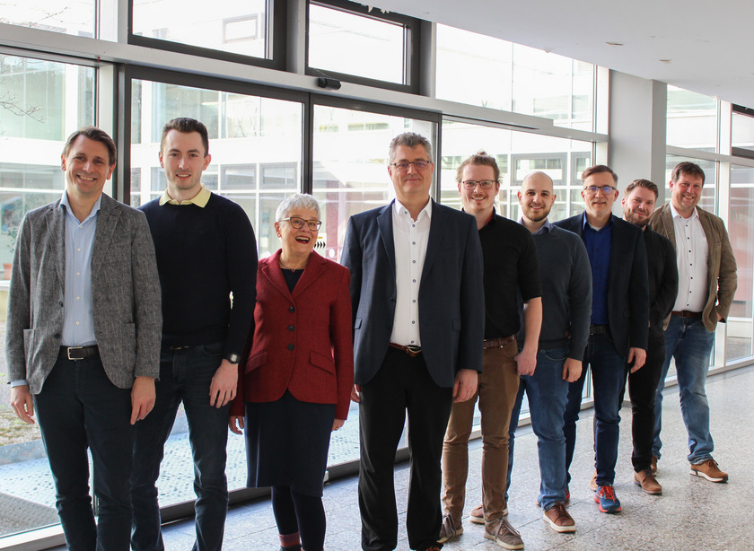 Gruppenfoto im Foyer der Hochschule