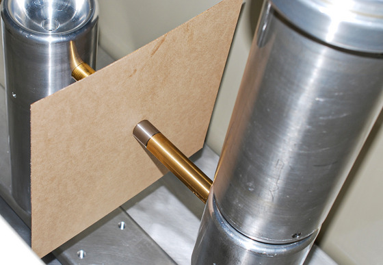 Pressspanprobe zwischen zwei Zylinderelektroden nach IEC 60243-1. Zweck des Aufbaus ist die Untersuchung der Durchschlagfestigkeit des gezeigten Pressspans. 