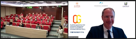 Prof. Dr. Hendrik Lackner hält eine Online-Vorlesung für chinesische Expert*innen der anwendungsorientierten Hochschulbildung 