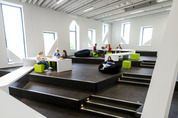 Lernlandschaft im Innenbereich des neuen Vorlesungsgebaeudes am Campus Westerberg.