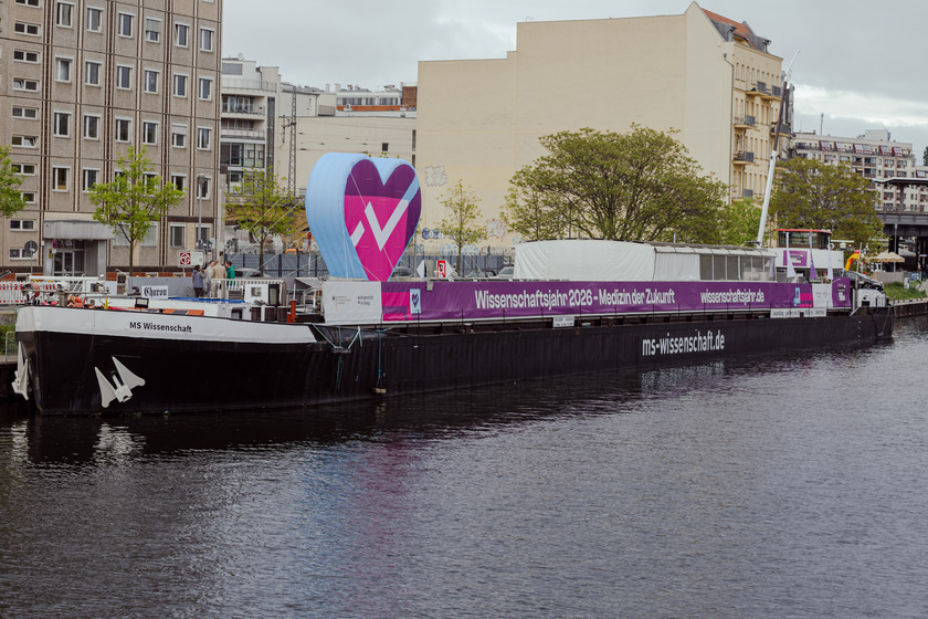 Das Schiff MS Wissenschaft in Berlin