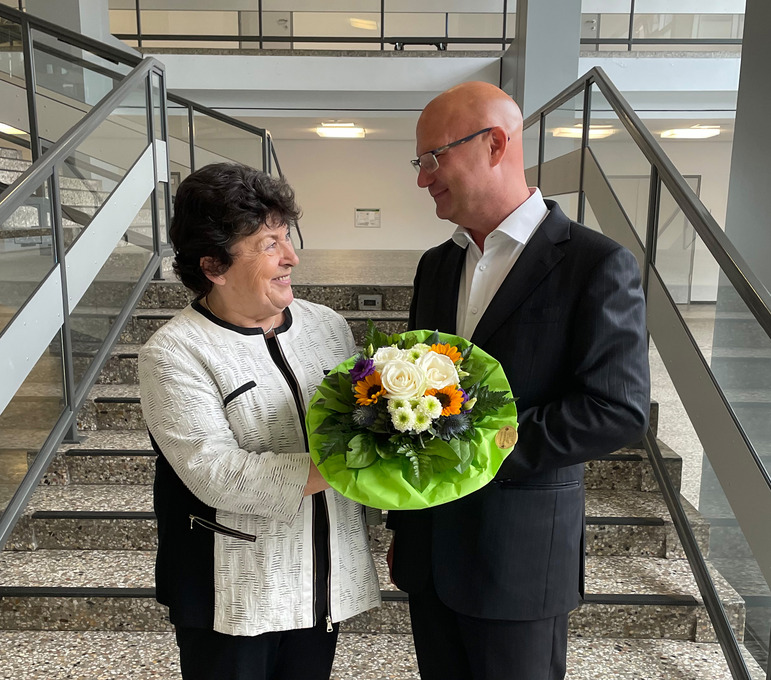 Die Stiftungsratsvorsitzende Prof. Dr. Christa Cremer-Renz beglückwünscht den neuen Hauptberuflichen Vizepräsidenten der Hochschule Osnabrück Dr. Lars Kulke. 