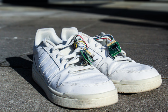 Weiße Sneaker mit dem Prototyp der Einlegesohlen