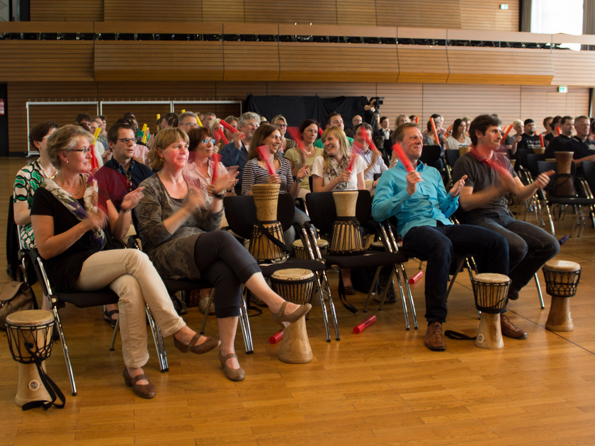 Das Publikum applaudiert mit roten Röhren.
