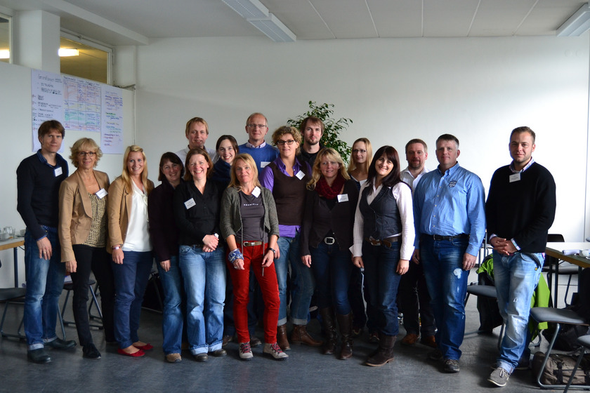 Gruppenbild WMIHOS Auf dem Bild sieht man eine Gruppe von 17 Menschen.