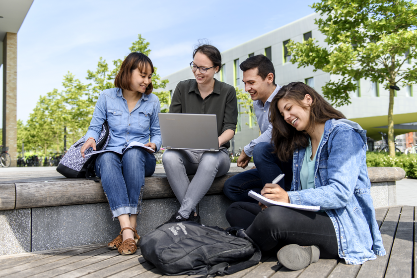 Studierende auf dem mensavorplatz am Campus westerberg der Hochschule Osnabrück