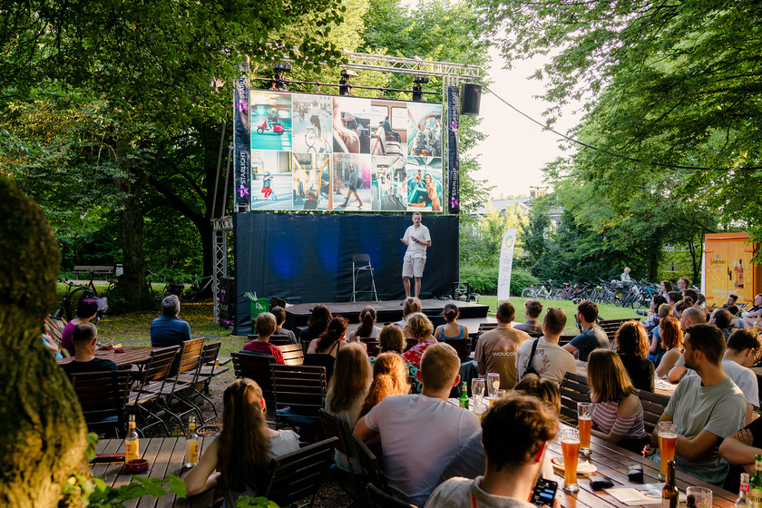 Jan Kettler stellt auf der Bühne im Büdchen das Thema Mobilität in Osnabrück vor.