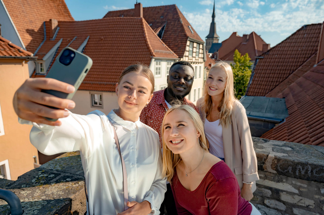 In Osnabrück gibt es vielfältige Möglichkeiten zum Wohnen und Leben. Ein regelmäßiger Besuch in der Altstadt mit Freunden darf dabei nicht fehlen.