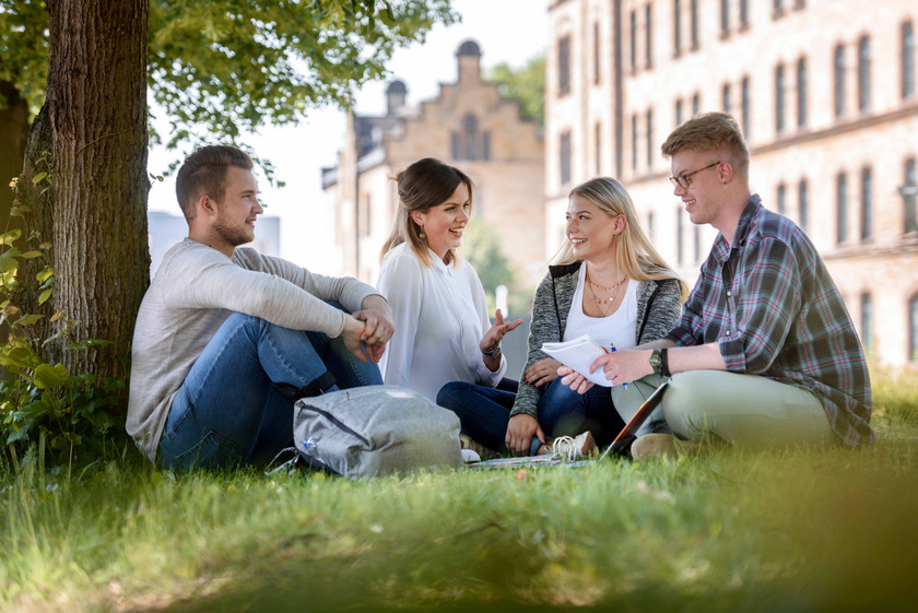 Studierende der Hochschule Osnabrück lernen zusammen draußen auf dem Caprivi Campus